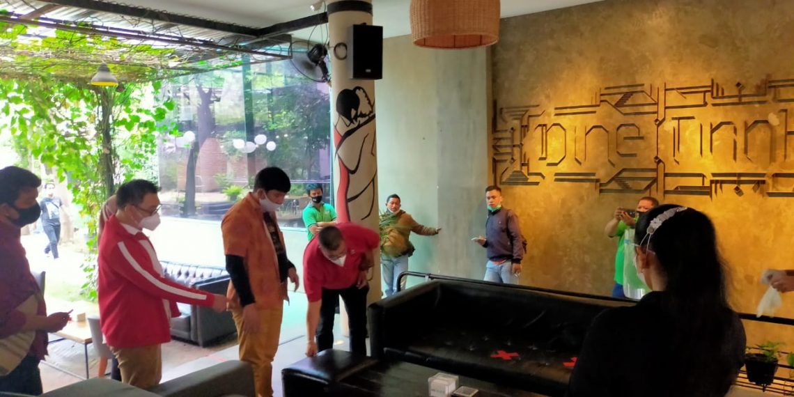 Anggota Komisi B DPRD Surabaya memantau protokol kesehatan PPKM di Kafe dan resto