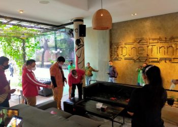 Anggota Komisi B DPRD Surabaya memantau protokol kesehatan PPKM di Kafe dan resto