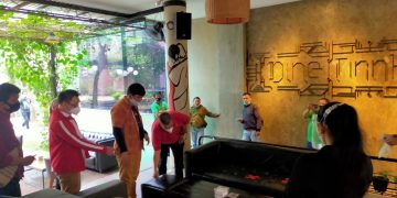 Anggota Komisi B DPRD Surabaya memantau protokol kesehatan PPKM di Kafe dan resto