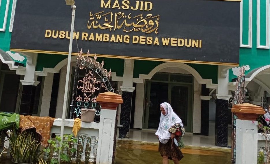 Dua Minggu, 500 KK Warga Weduni, Lamongan Dikepung Banjir