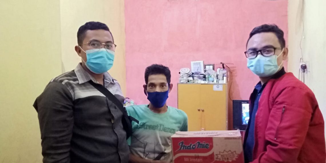 Praktikkan Pesan Al Ma’un dan Dakwah Sosial, Pemuda Muhammadiyah Manyar Bantu Ringankan Beban Keluarga Bakri