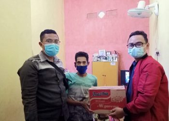 Praktikkan Pesan Al Ma’un dan Dakwah Sosial, Pemuda Muhammadiyah Manyar Bantu Ringankan Beban Keluarga Bakri