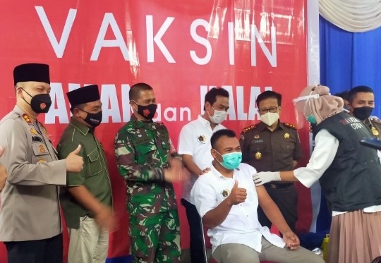 Jurnalis Gresik Awali Vaksin Pas di HPN-HUT Ke-75 PWI