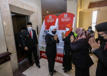 Khofifah Gelar Sertijab Marathon, Walikota Surabaya Jadi yang Pertama