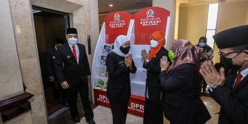 Khofifah Gelar Sertijab Marathon, Walikota Surabaya Jadi yang Pertama