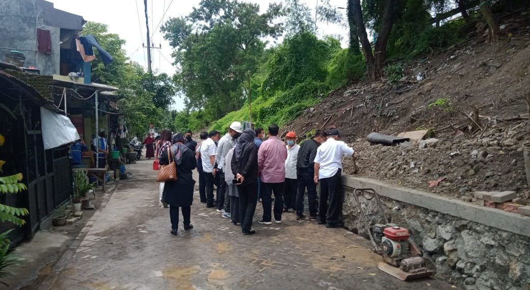 Komisi C DPRD Surabaya Sidak Jalan Rusak di Bibis Karah