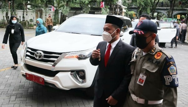 Bupati-Wabup Gresik Tolak Pengadaan Mobdin Baru, Prioritaskan Warga Terdampak Covid-19