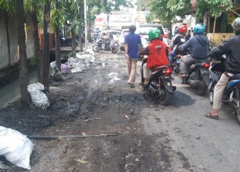 Satpol PP Bongkar Puluhan Bangli di Atas Saluran Jetis Kulon