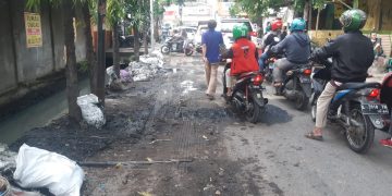 Satpol PP Bongkar Puluhan Bangli di Atas Saluran Jetis Kulon