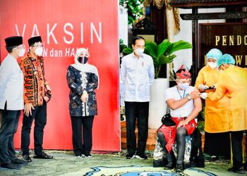 Tinjau Vaksinasi, Jokowi Perintahkan Menkes Segera Distribusikan Vaksin AstraZeneca di Jatim