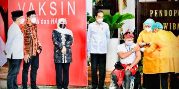 Tinjau Vaksinasi, Jokowi Perintahkan Menkes Segera Distribusikan Vaksin AstraZeneca di Jatim