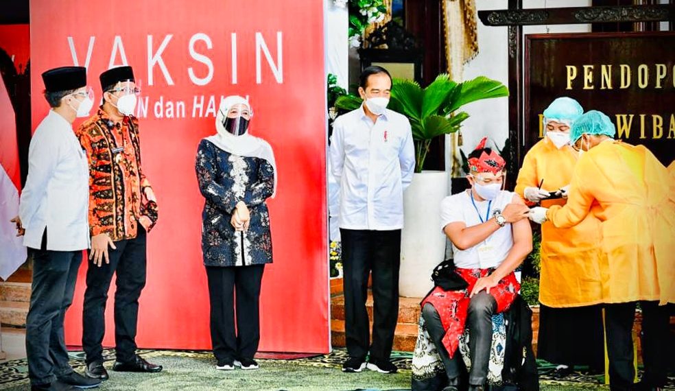 Tinjau Vaksinasi, Jokowi Perintahkan Menkes Segera Distribusikan Vaksin AstraZeneca di Jatim