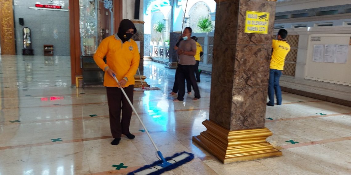 Personel Polsek Gedangan Gelar Baksos Bersih-bersih Masjid