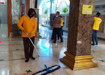 Personel Polsek Gedangan Gelar Baksos Bersih-bersih Masjid