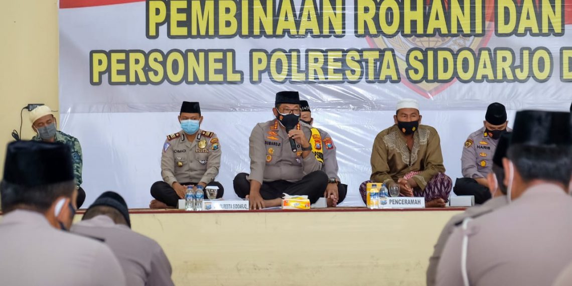 Peringati Isra’ Mi’raj, Polresta Sidoarjo Bersholawat Dan Bersihkan Tempat Ibadah