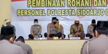 Peringati Isra’ Mi’raj, Polresta Sidoarjo Bersholawat Dan Bersihkan Tempat Ibadah