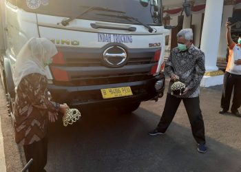 Tindaklanjuti Misi Dagang di Ternate, Gubernur Khofifah Lepas 15,5 Ton Ayam Karkas ke Maluku Utara
