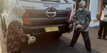 Tindaklanjuti Misi Dagang di Ternate, Gubernur Khofifah Lepas 15,5 Ton Ayam Karkas ke Maluku Utara