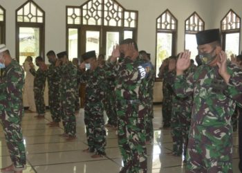 Shalat Gaib Untuk 53 Awak KRI Nanggala di Kodim Lamongan