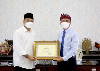 Wali Kota Eri Cahyadi Beri Penghargaan Kejari Tanjung Perak