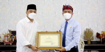 Wali Kota Eri Cahyadi Beri Penghargaan Kejari Tanjung Perak