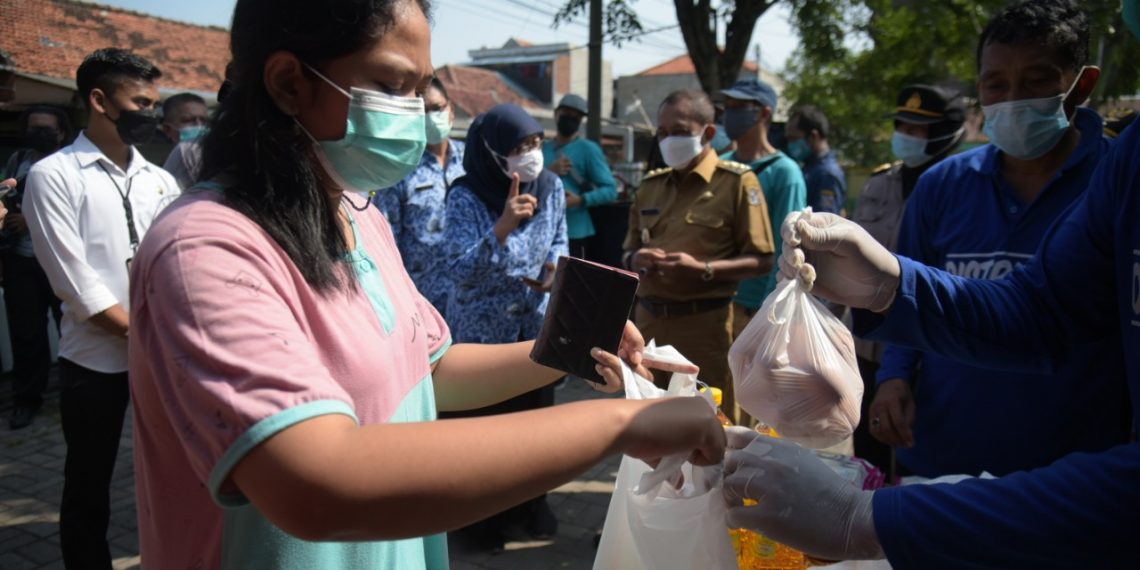 Tinjau Operasi Pasar, Cak Ji Pastikan Harga Sembako Stabil