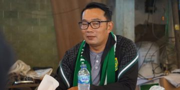 Gubernur Ridwan Kamil Menyapa Bonek Surabaya di Pitulikur