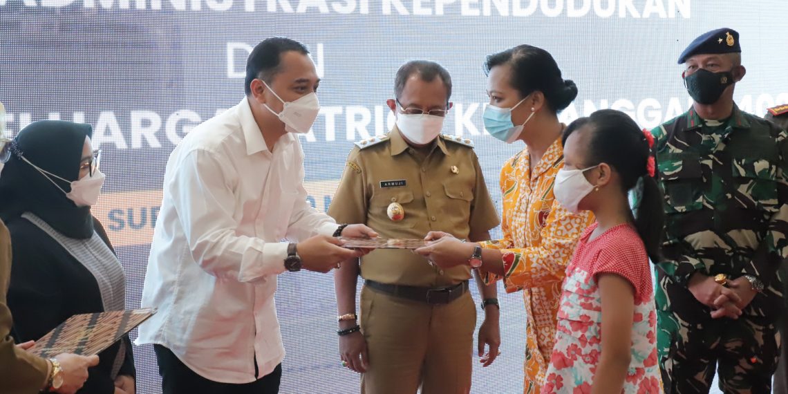 Walikota Eri Serahkan Tali Asih pada Keluarga Kru KRI Nanggala 402