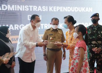 Walikota Eri Serahkan Tali Asih pada Keluarga Kru KRI Nanggala 402