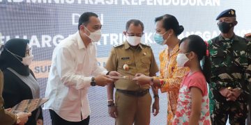 Walikota Eri Serahkan Tali Asih pada Keluarga Kru KRI Nanggala 402