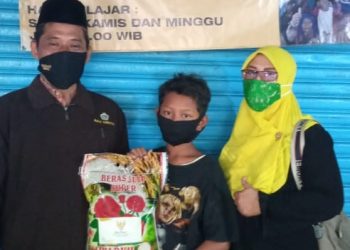 Baznas Gresik Serahkan 8 Ton Beras