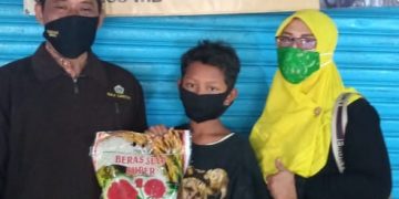 Baznas Gresik Serahkan 8 Ton Beras