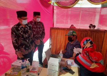 Ketua DPD LDII Kabupaten Sidoarjo Mohammad Fauzan, S.Pd terlihat memantau langsung jalannya vaksinasi