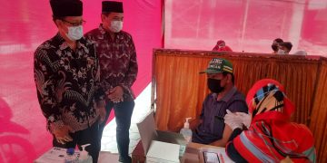 Ketua DPD LDII Kabupaten Sidoarjo Mohammad Fauzan, S.Pd terlihat memantau langsung jalannya vaksinasi