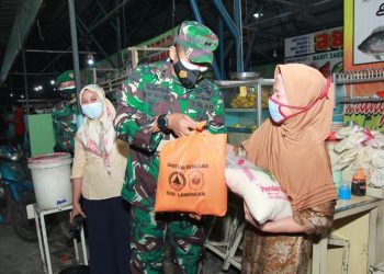 Dandim dan Bupati Lamongan Apresiasi PKL yang Patuh PPKM Darurat