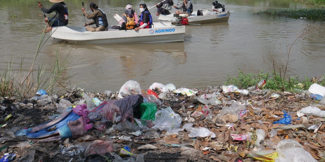 Ecoton Bersama River Warriors Temukan 283 Titik Timbulan Sampah Sungai Kanal Mangetan