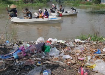 Ecoton Bersama River Warriors Temukan 283 Titik Timbulan Sampah Sungai Kanal Mangetan