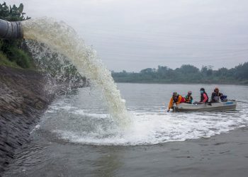 Aktivis Lingkungan Ekspedisi Kali Porong, Temukan 3 Industri Kertas Daur Ulang Cemari Sungai