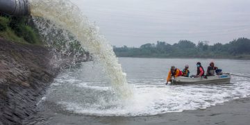 Aktivis Lingkungan Ekspedisi Kali Porong, Temukan 3 Industri Kertas Daur Ulang Cemari Sungai