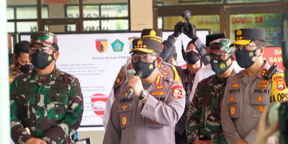 Panglima TNI Bersama Kapolri Tinjau Posko PPKM Darurat Desa Sawotratap