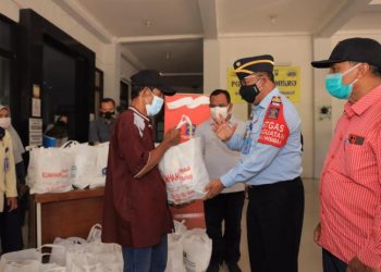 Kepala Kemenkumham Jatim Krismono saat membagikan paket sembako