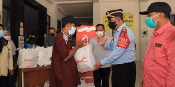 Kepala Kemenkumham Jatim Krismono saat membagikan paket sembako