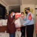 Kepala Kemenkumham Jatim Krismono saat membagikan paket sembako
