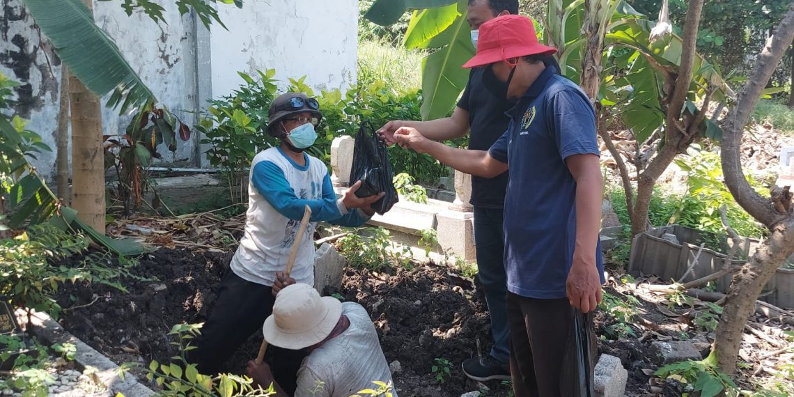 PWI Gresik Salurkan Daging Kurban kepada Penggali Kubur