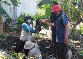 PWI Gresik Salurkan Daging Kurban kepada Penggali Kubur