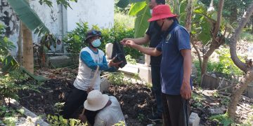 PWI Gresik Salurkan Daging Kurban kepada Penggali Kubur