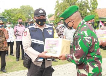 Puluhan Ton Beras Disalurkan TNI-Polri di Lamongan