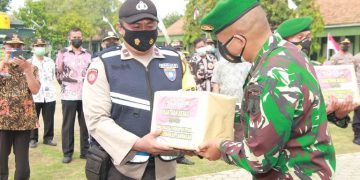 Puluhan Ton Beras Disalurkan TNI-Polri di Lamongan