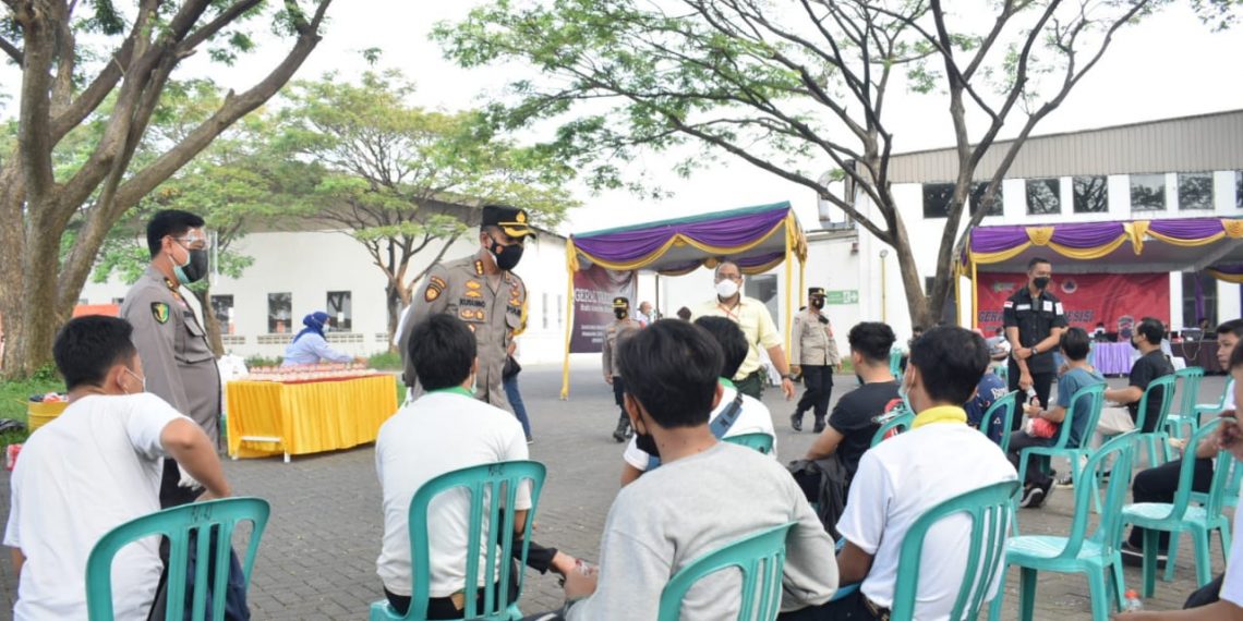 Tinjau Vaksinasi di PT. Kayu Mebel Indonesia, Kapolesta Sidoarjo Ingatkan Masyarakat Terapkan Prokes