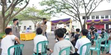 Tinjau Vaksinasi di PT. Kayu Mebel Indonesia, Kapolesta Sidoarjo Ingatkan Masyarakat Terapkan Prokes